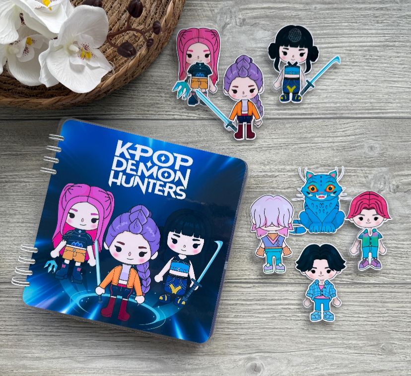 LIVRO INTERATIVO GUERREIRAS DO K-POP E SAJA BOYS