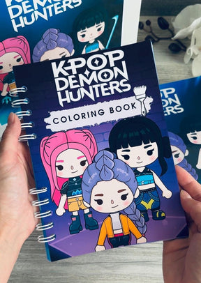 LIVRO INTERATIVO GUERREIRAS DO K-POP E SAJA BOYS