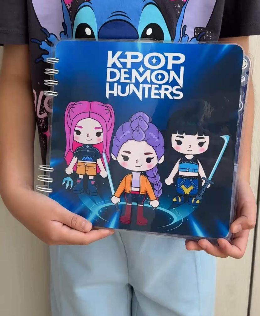 LIVRO INTERATIVO GUERREIRAS DO K-POP E SAJA BOYS